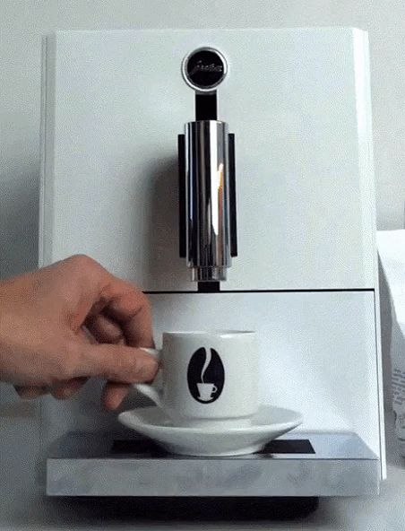 café en grain dans une tasse à déguster au bureau